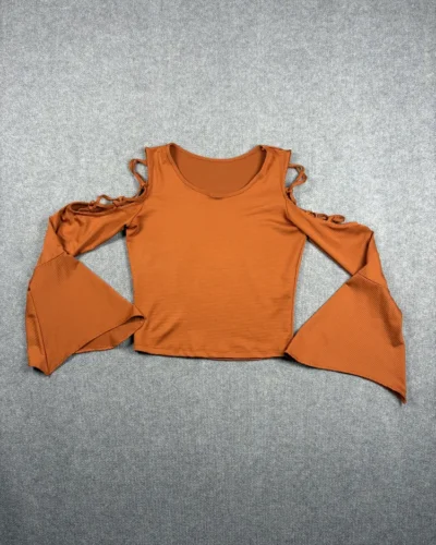 Remera naranja hombros descubiertos