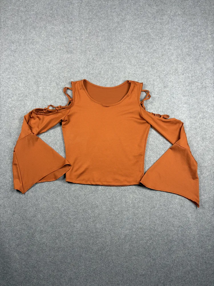 Remera naranja hombros descubiertos