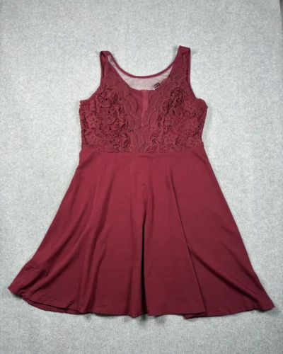 Vestido bordo de encaje floral