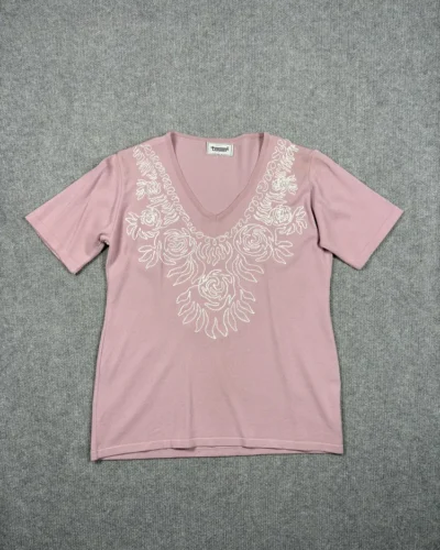 Remera rosa de hilo bordada
