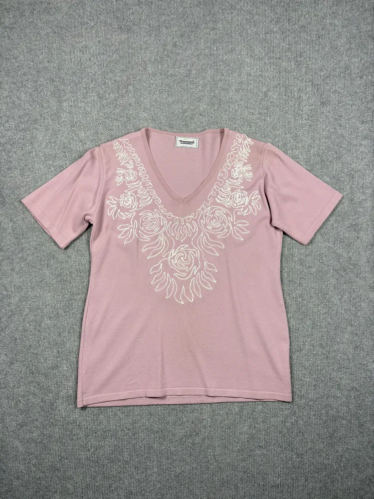 Remera rosa de hilo bordada