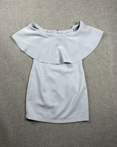 Vestido celeste con hombros descubiertos