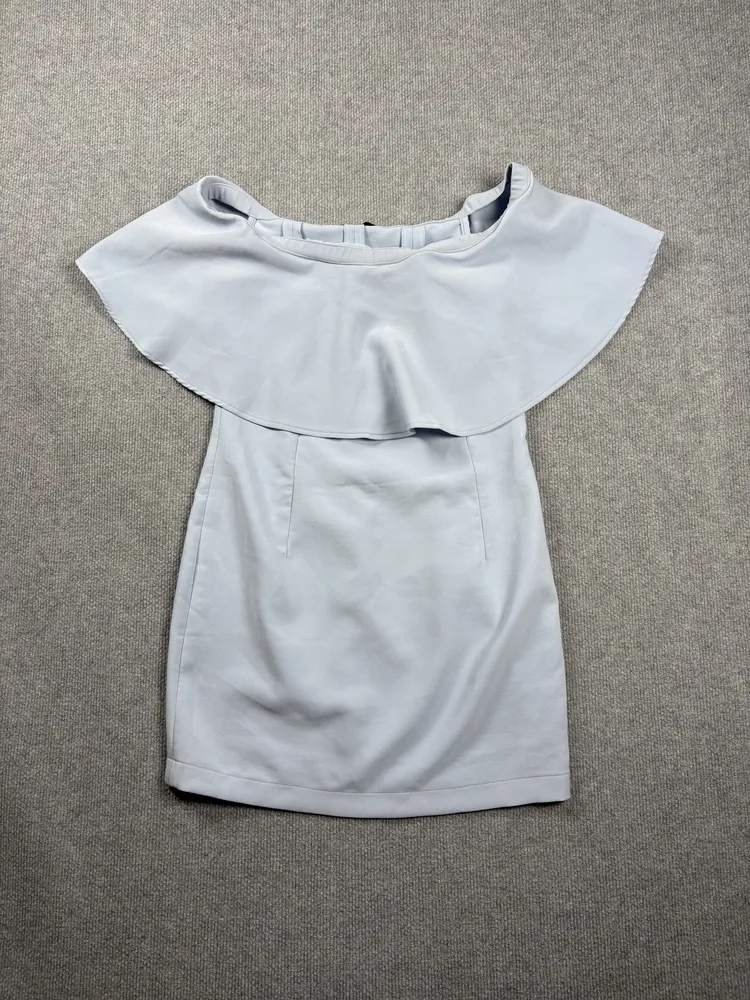 Vestido celeste con hombros descubiertos