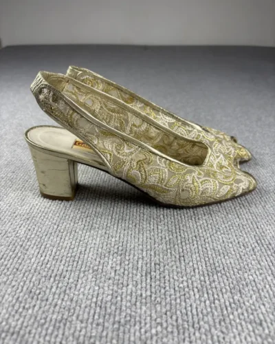 Zapatos dorados bordados T.39