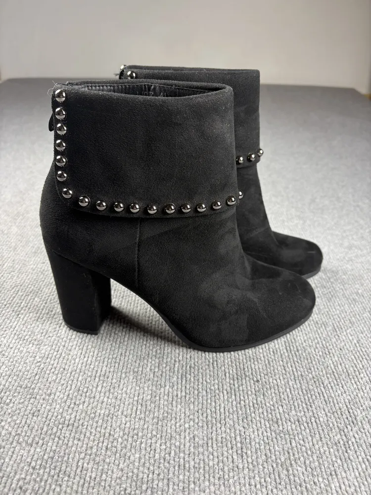 Botas gamuza tachas T.41