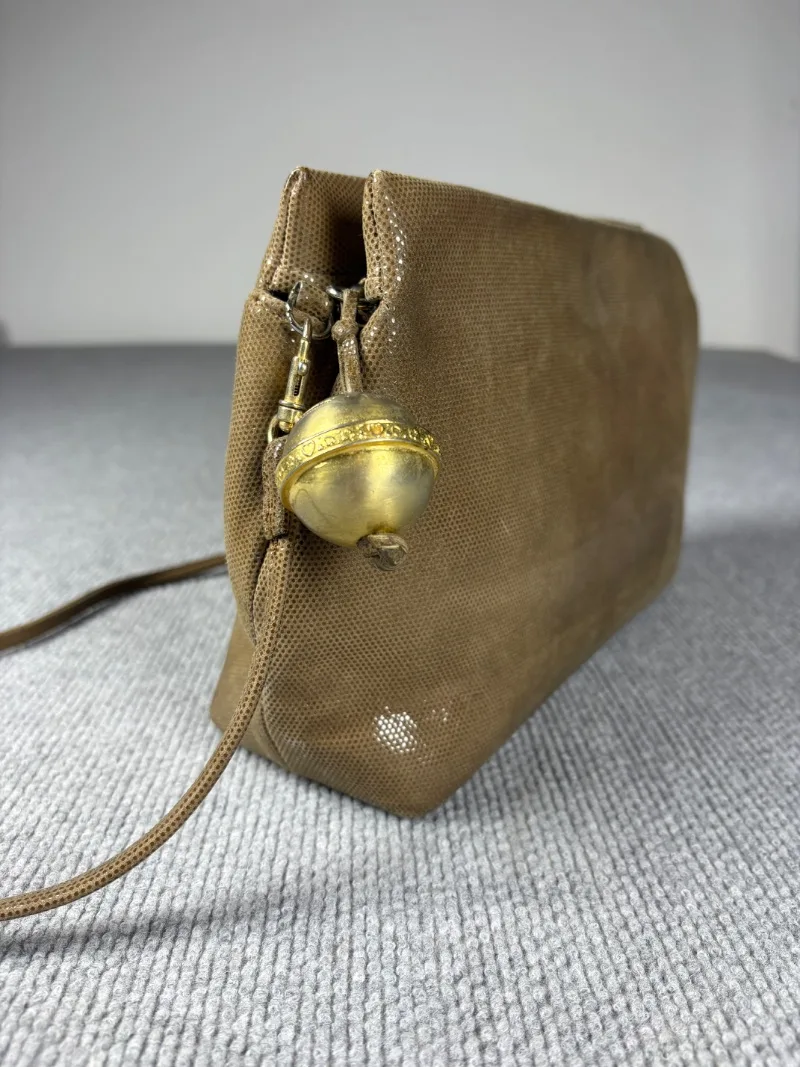 Cartera visón borla dorada