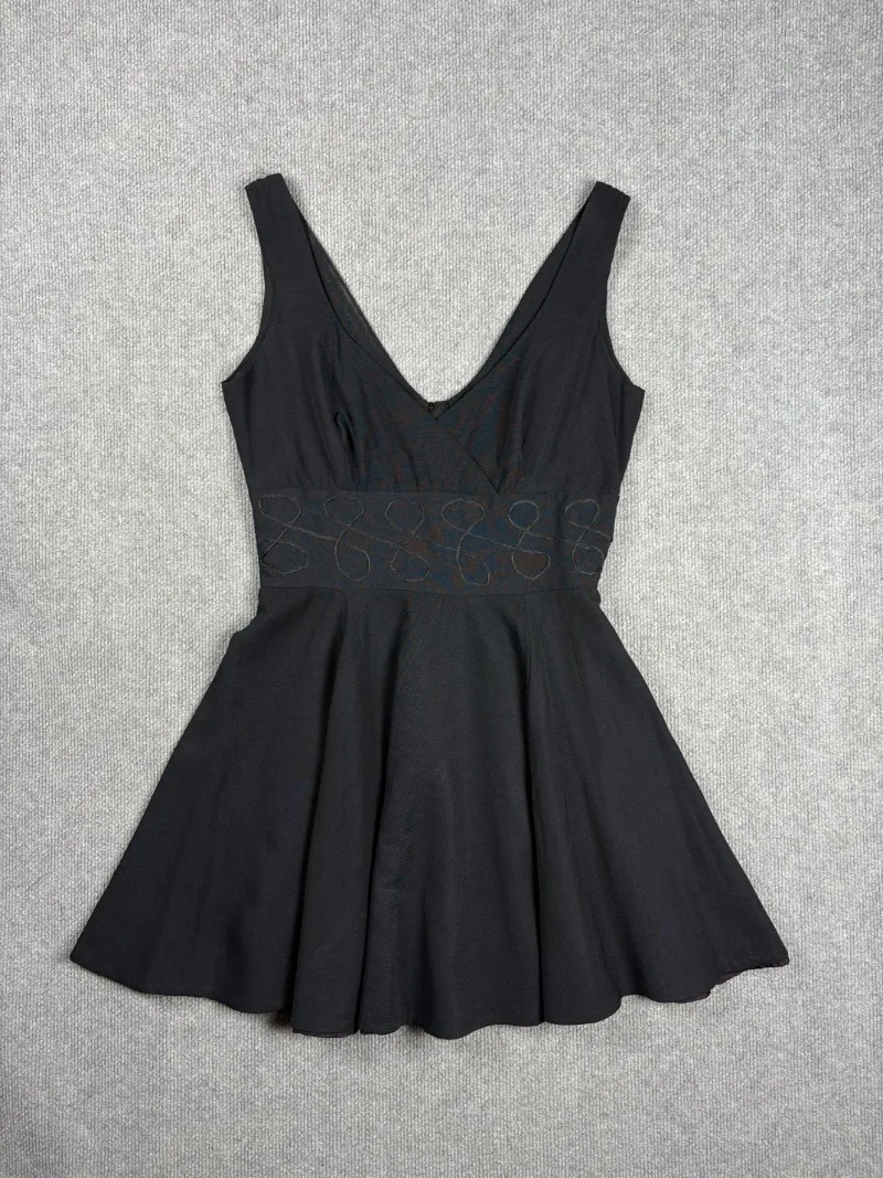 Vestido negro vuelo