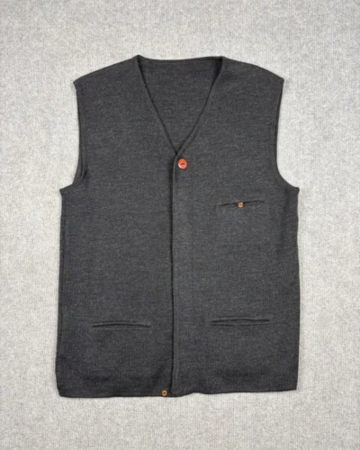 Chaleco gris oscuro