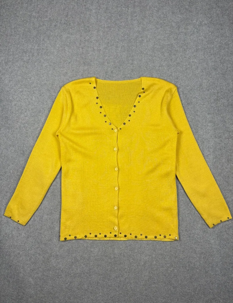 Sweater Amarillo tachas