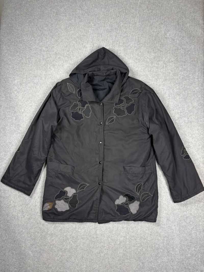 Campera negra bordados